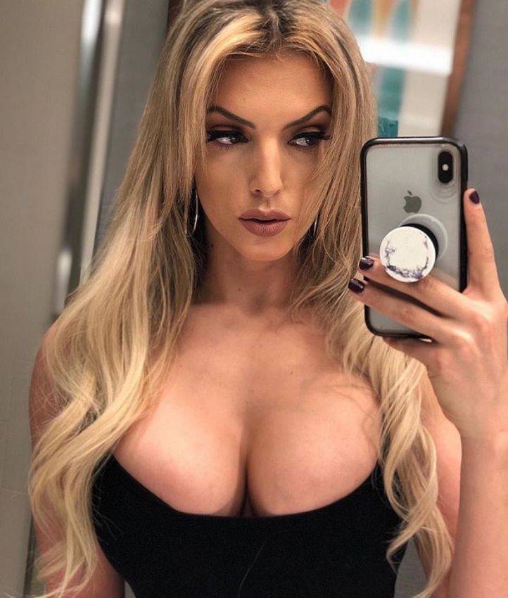 Sexy Selfies Are Women’s Gifts to Men