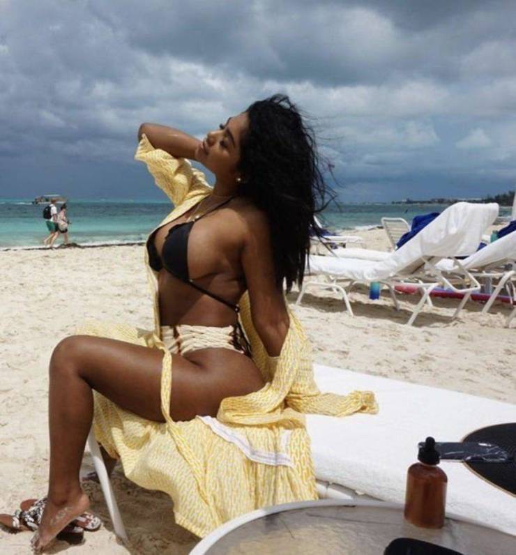 There’s Never Enough Side Boobs!