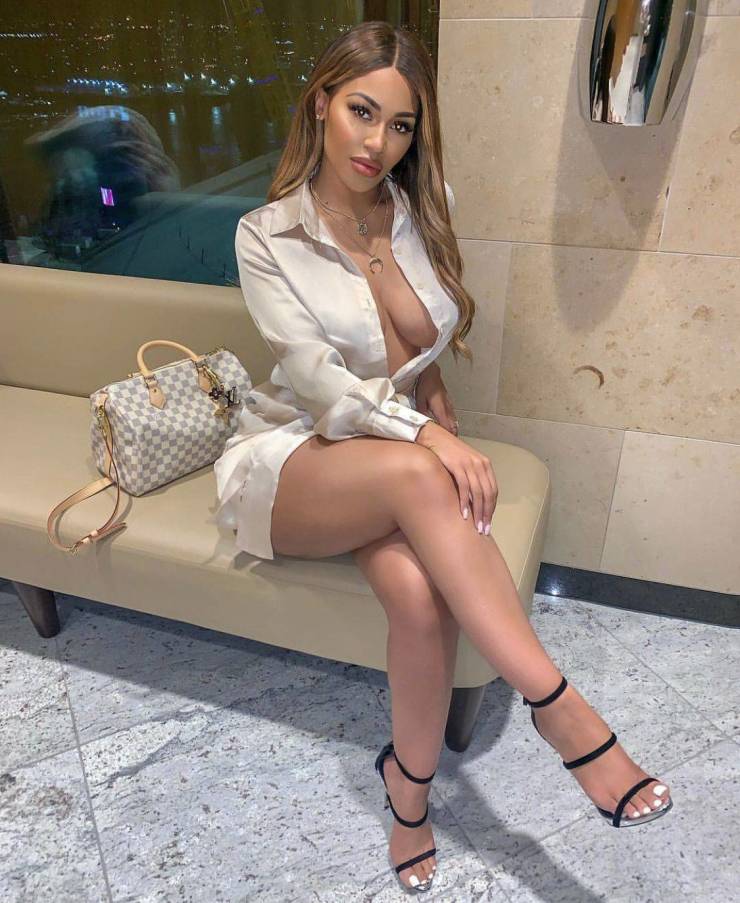 There’s Never Enough Side Boobs!