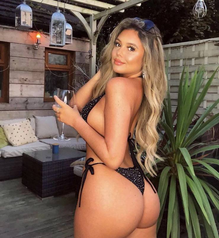 There’s Never Enough Side Boobs!