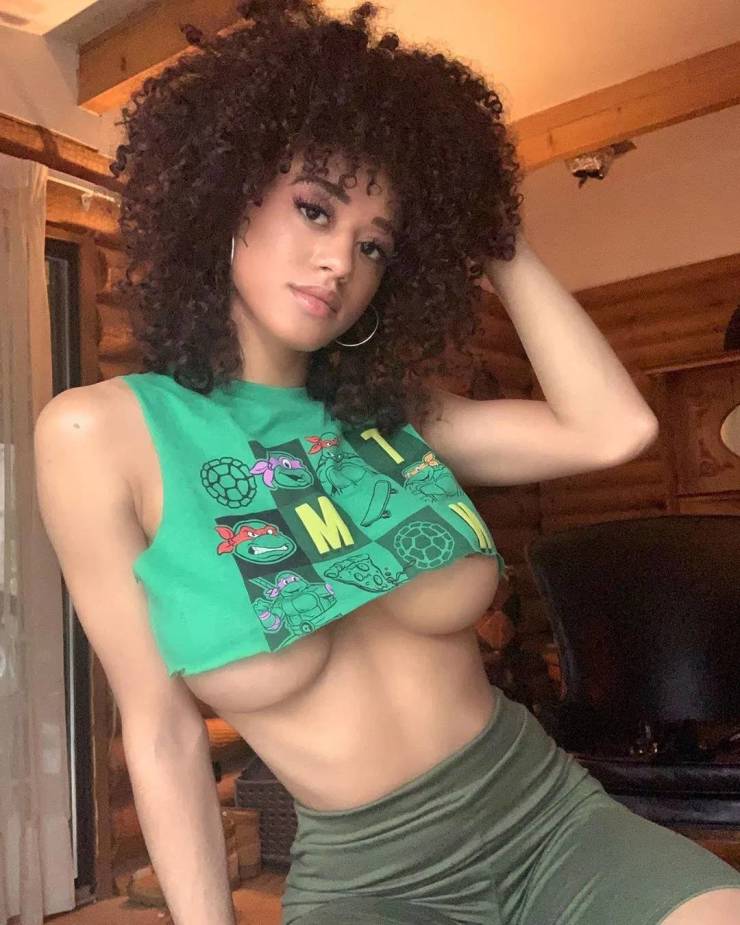 Underboobs Coming In Hot!