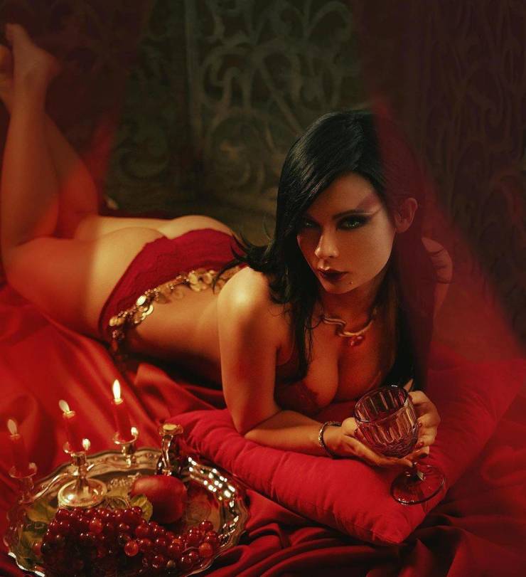 This Russian Cosplay Girl Knows Her Stuff!