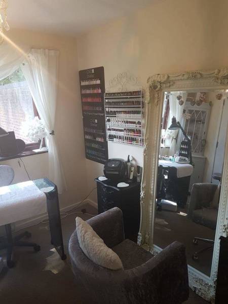 Hairdresser Leaves Her Job, Starts Earning Up To $1.4 Million A Year Via “OnlyFans”