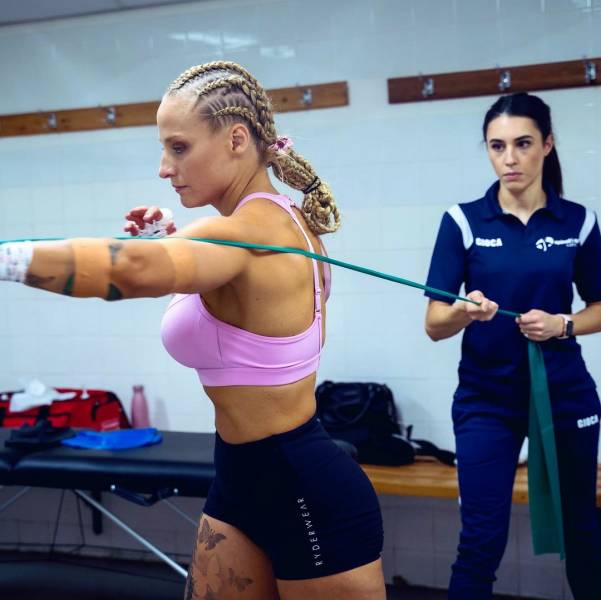 “Blonde Bomber”: Boxer Girl With Big Boobs