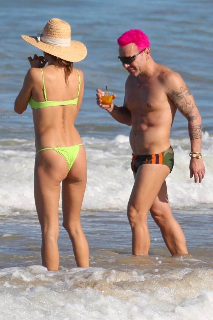 Alessandra Ambrosio’s Beach Weekend