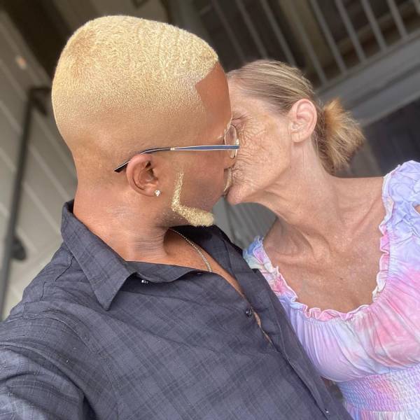 24-Year-Old Guy Proposes To His 61-Year-Old “Girlfriend”