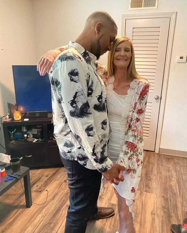 24-Year-Old Guy Proposes To His 61-Year-Old “Girlfriend”