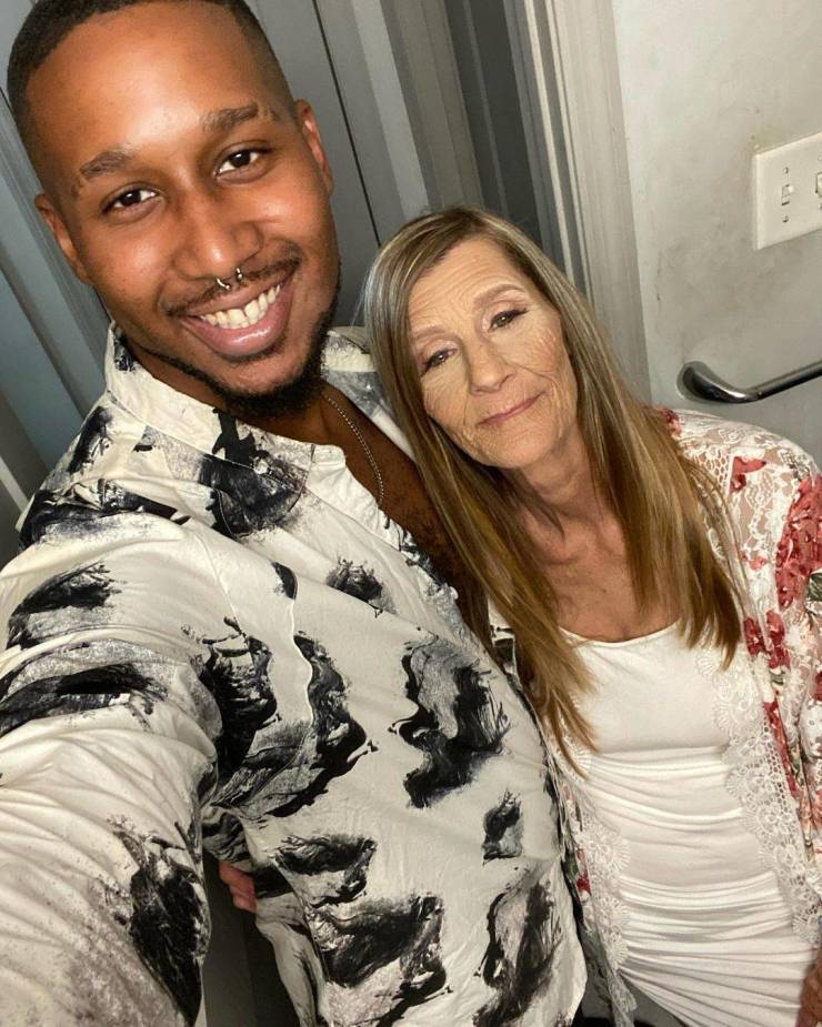 24-Year-Old Guy Proposes To His 61-Year-Old “Girlfriend”