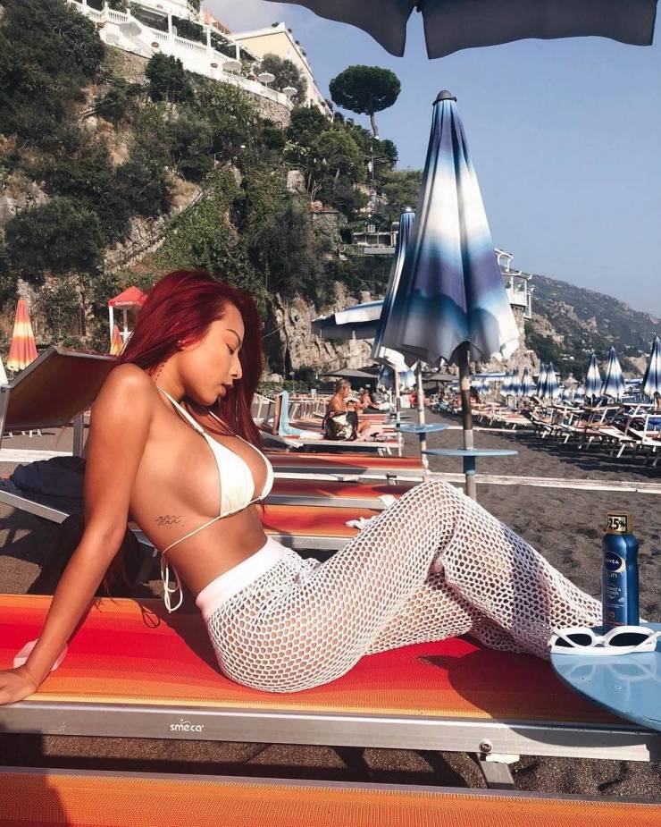 You Can’t Miss These Side Boobs!