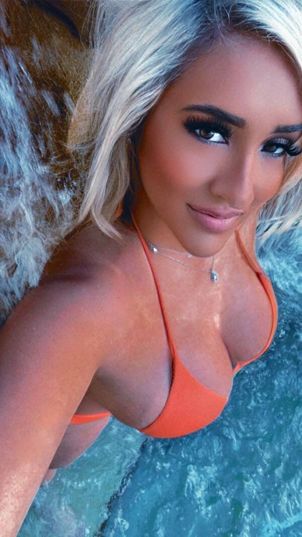 More Side Boobs, Please!