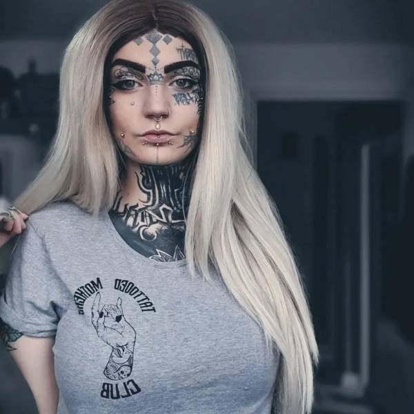 British Tattoo-Girl Disgusted After Seeing Her Body Without Tattoos