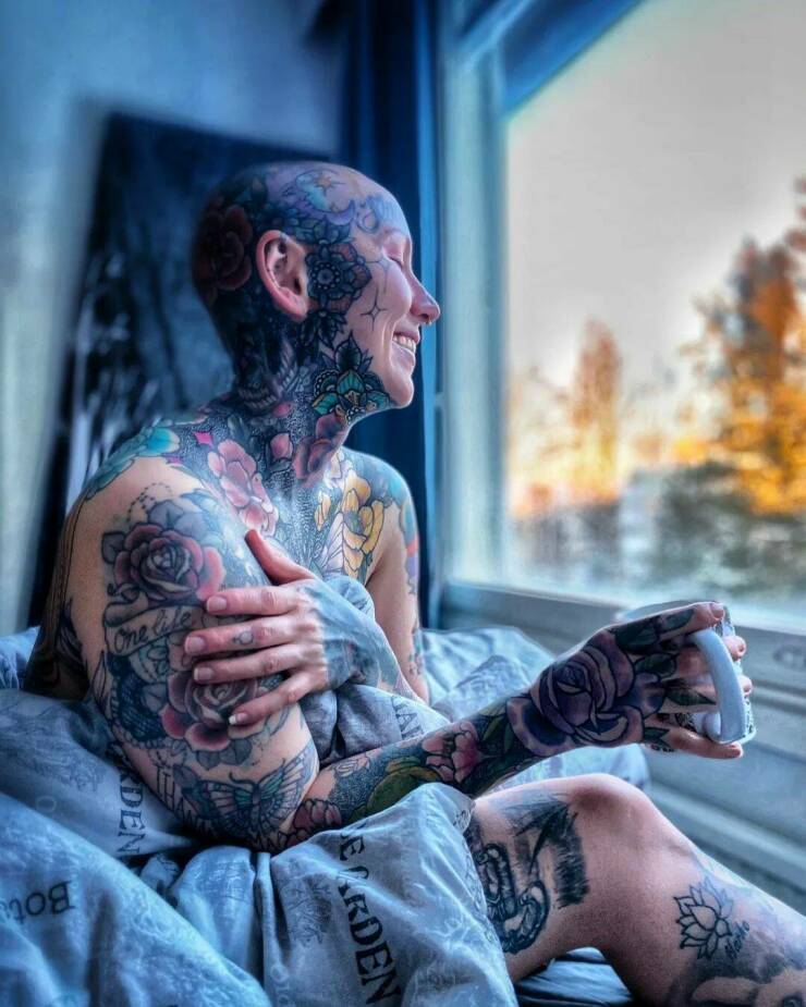 Heavily Tattooed Nurse Shows Her Old Photos