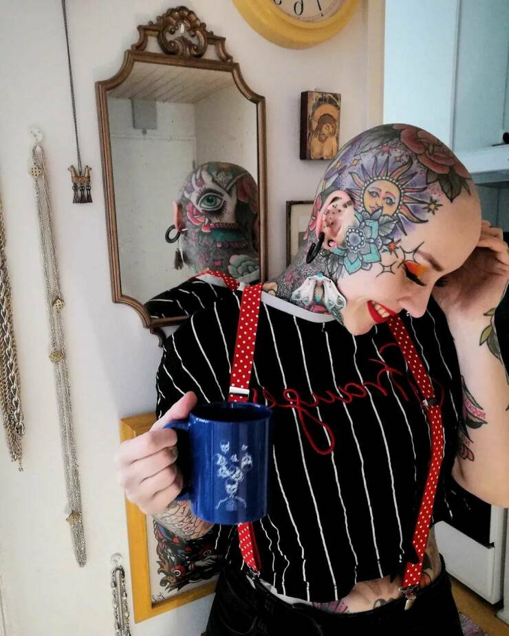 Heavily Tattooed Nurse Shows Her Old Photos