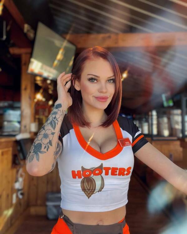 Some “Hooters” Hotness For Ya!