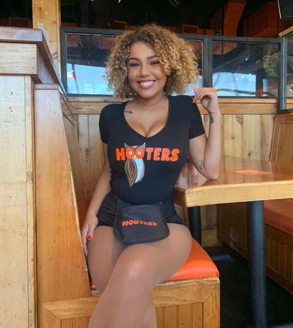 Some “Hooters” Hotness For Ya!