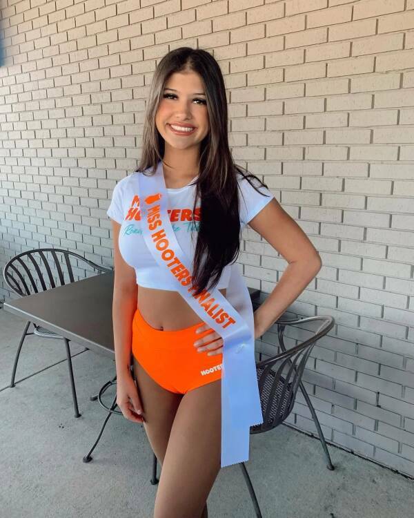 Some “Hooters” Hotness For Ya!