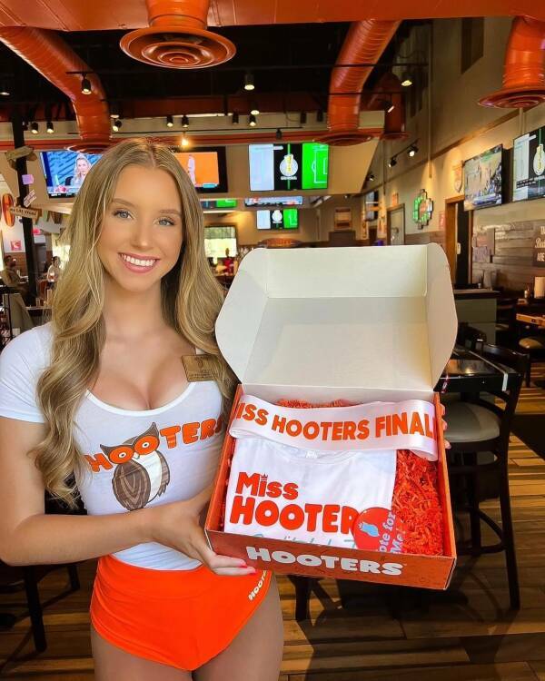 Some “Hooters” Hotness For Ya!