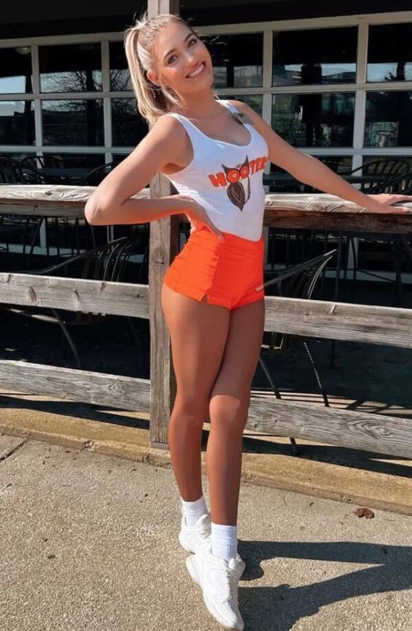 Some “Hooters” Hotness For Ya!