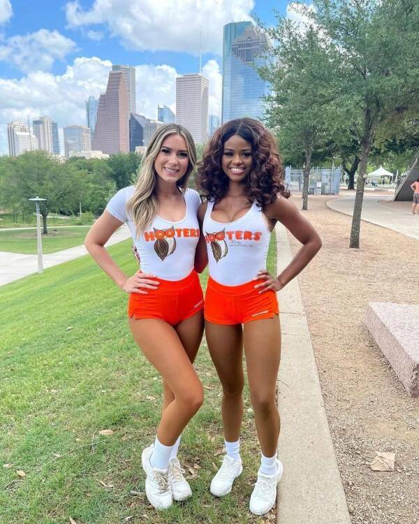 Some “Hooters” Hotness For Ya!