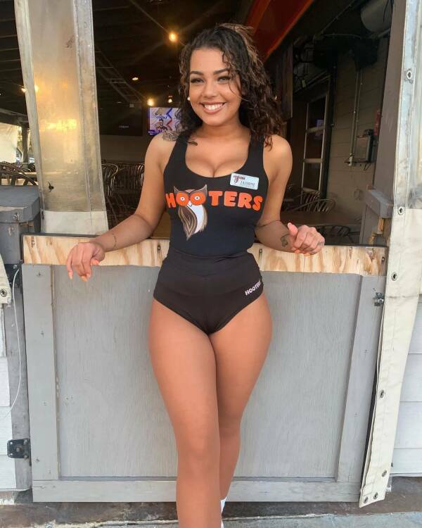 Some “Hooters” Hotness For Ya!
