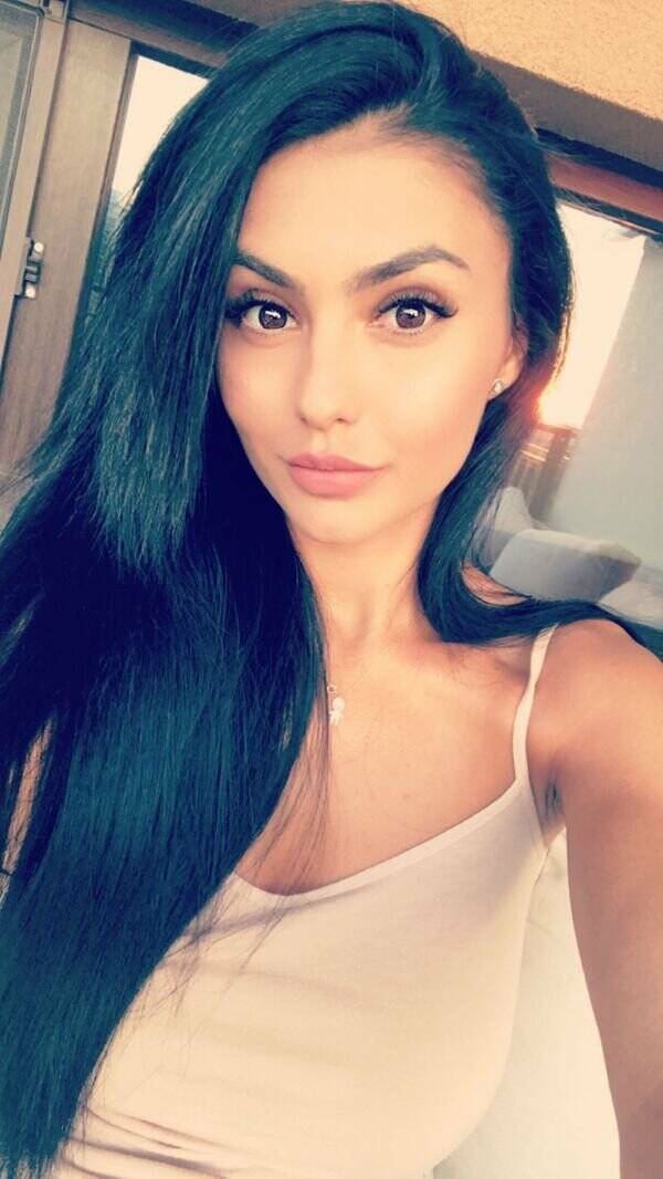 These Brunettes Are Irresistible!