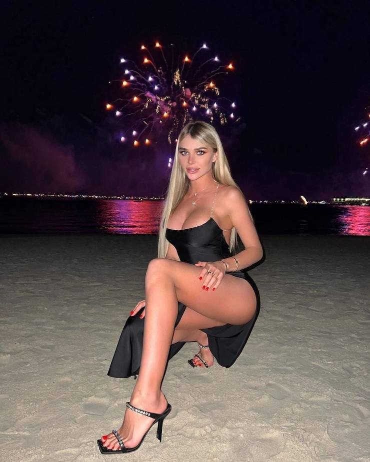 Sexy Girls In Tight Dresses