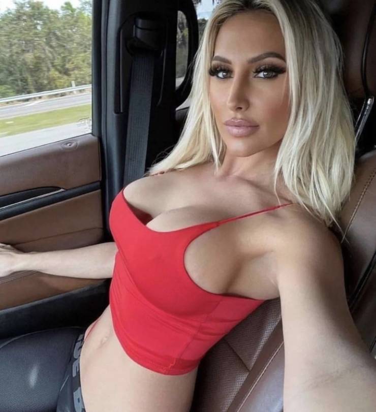 Sideboobs Look Good From All Angles!