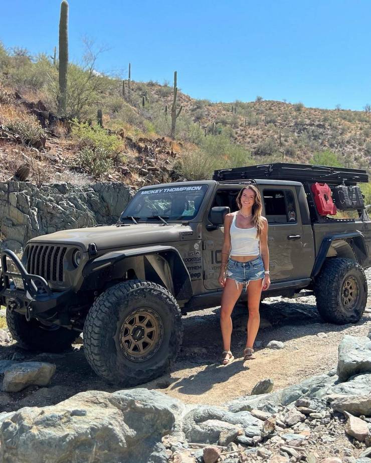 cute girls and brutal jeeps 27 pics 3 gifs 7.html - 27 HD GIF | Premium Gallery 2023