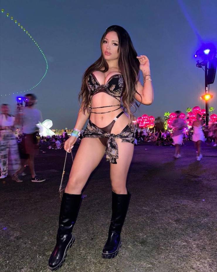 Sexy Girls At Music Festivals