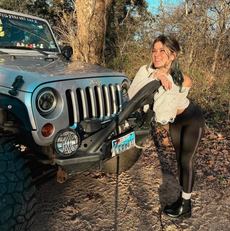 cute girls and brutal jeeps 30 pics 13.html - 30 HD Photos | Premium Gallery 2024