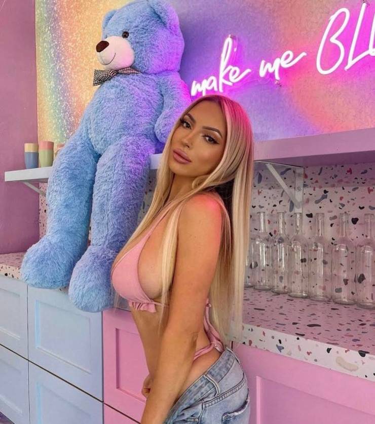 Sideboobs Look Good From All Angles!