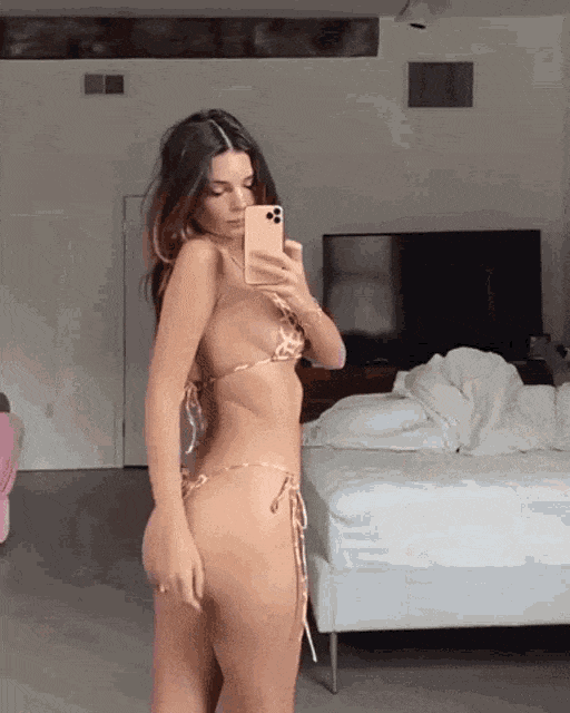 honoring emily ratajkowskis belated birthday 27 gifs 2.html - 1 HD GIF | Premium Gallery 2024