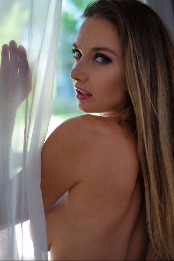 Sideboobs Look Good From All Angles!