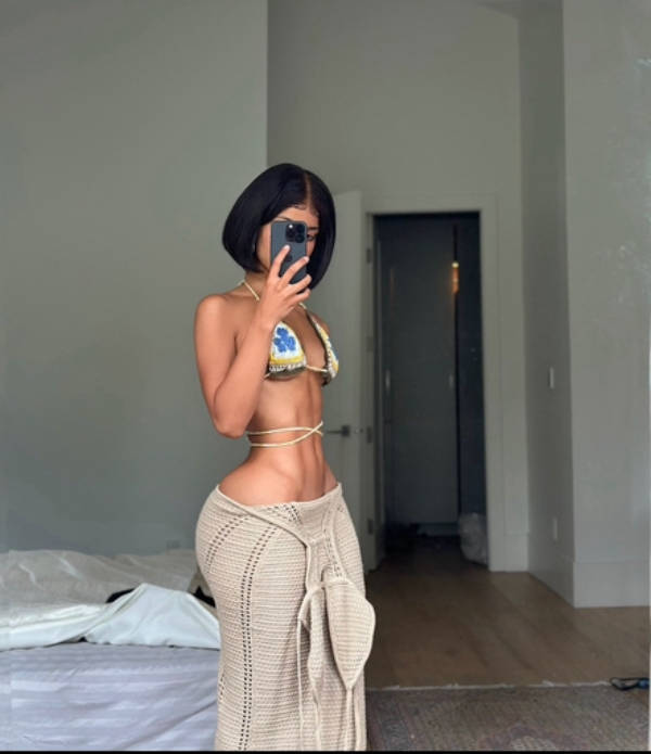 Side Boobs? No… Side Booty!