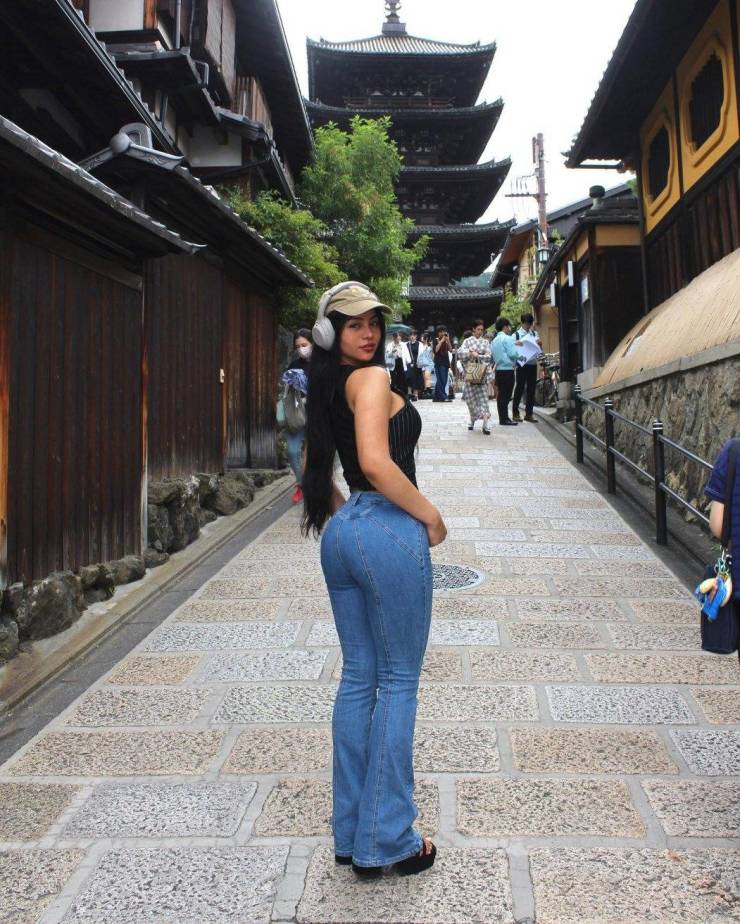 Hot Girls In Tight Jeans