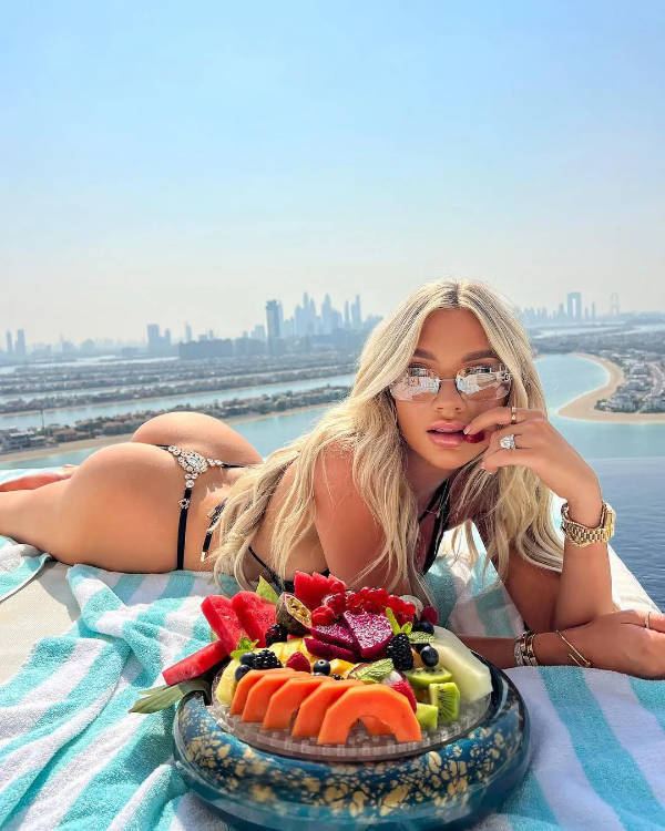 Blondes Vs Brunettes