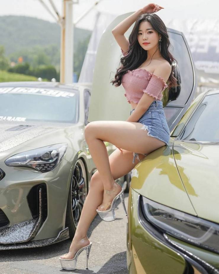 Hot Girls In Tight Jeans