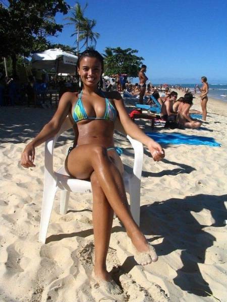 Beautiful Babes in Skimpy Bikinis