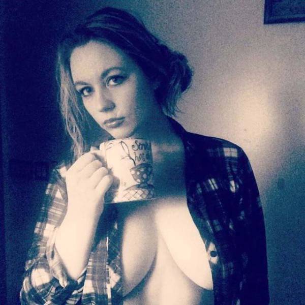 Braless Girls Let Their Boobs Hang Free