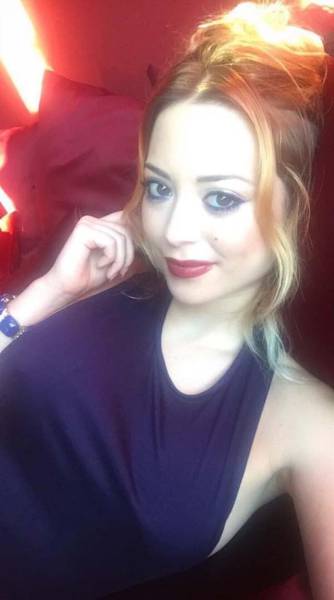 Braless Girls Let Their Boobs Hang Free