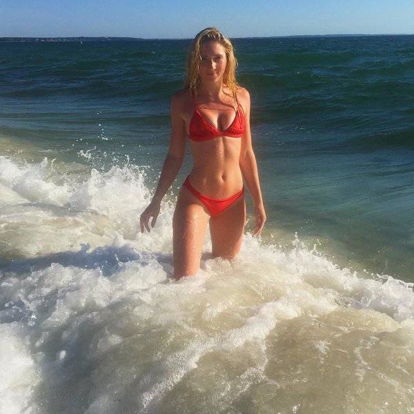 Shiny Wet Curves Of These Girls Are Stunning