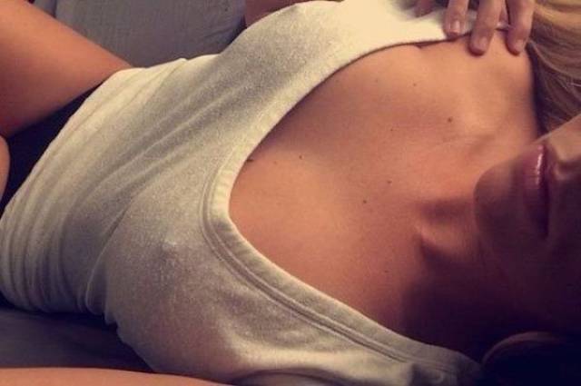 Braless Girls Let Their Boobs Hang Free