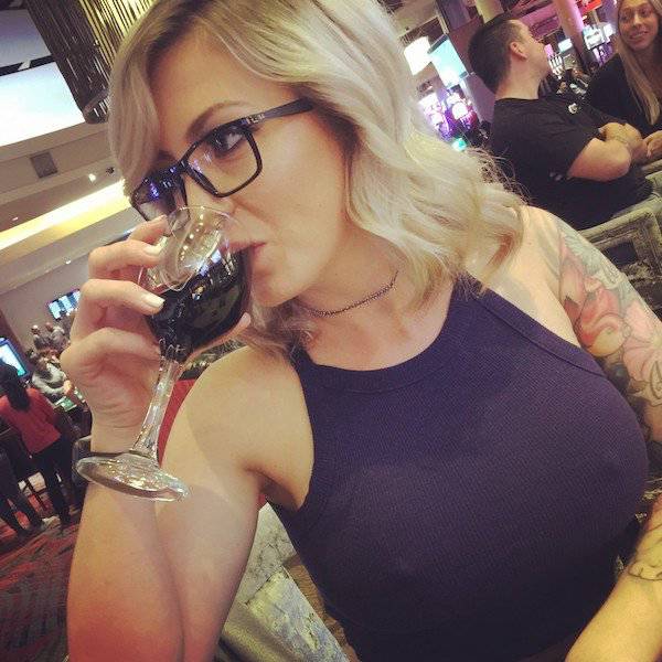 Braless Girls Let Their Boobs Hang Free