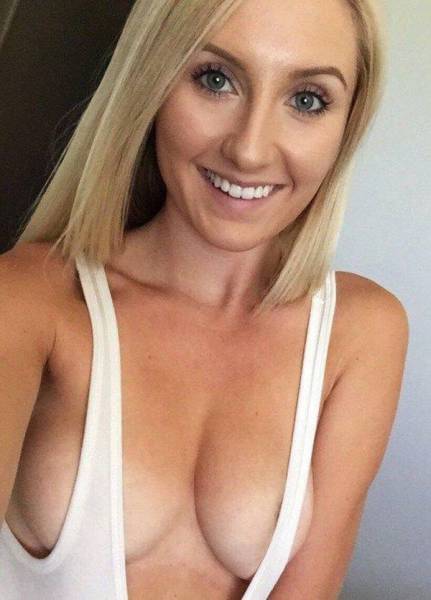 Braless Girls Let Their Boobs Hang Free