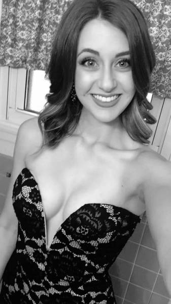 Braless Girls Let Their Boobs Hang Free