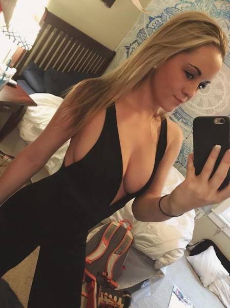 Braless Girls Let Their Boobs Hang Free