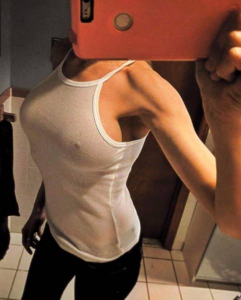 Braless Girls Let Their Boobs Hang Free