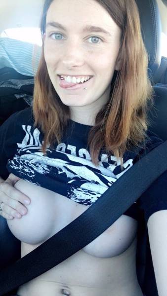 Braless Girls Let Their Boobs Hang Free