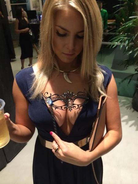 Braless Girls Let Their Boobs Hang Free