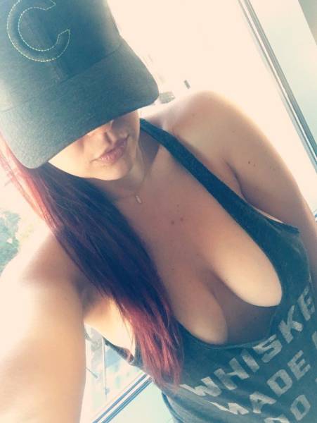 Braless Girls Let Their Boobs Hang Free